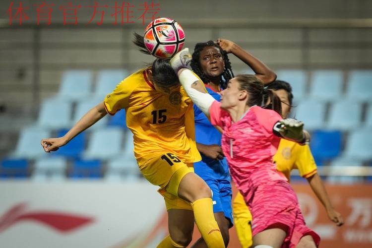 烈日高温下 “最小女足国家队”的世界杯祝愿